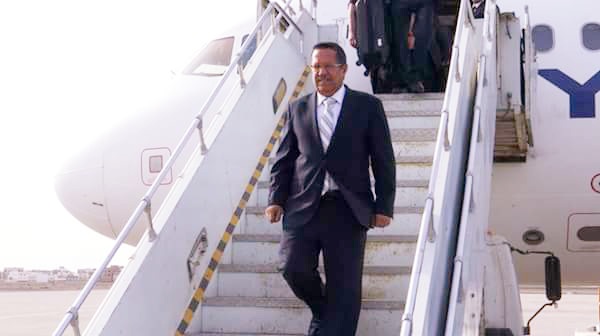 رئيس الوزراء  يصل الى العاصمة المصرية القاهرة لافتتاح والإشراف على ورشة العمل التي تنظمها اللجنة الاقتصادية