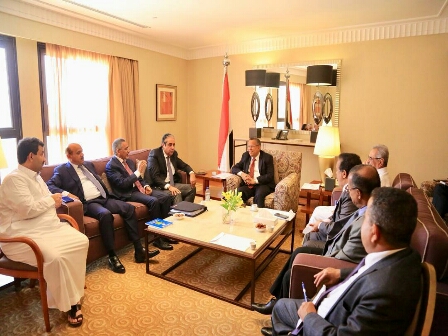 رئيس الوزراء يوجه شركة النفط بتوفير المشتقات النفطية لعدن والمحافظات القريبة منها على وجه السرعة