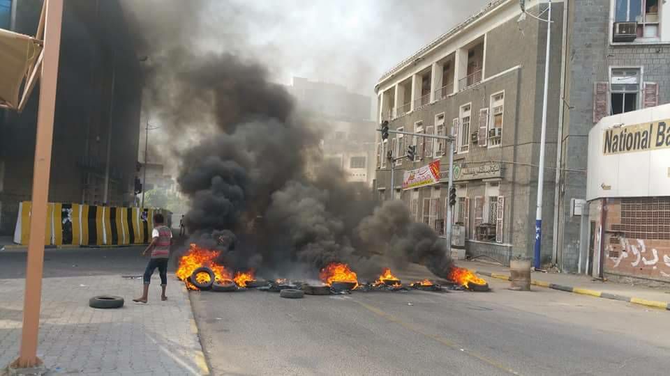 احتجاجات غاضبة وقطع للطرقات في عدن وعدداً من مدن الجنوب