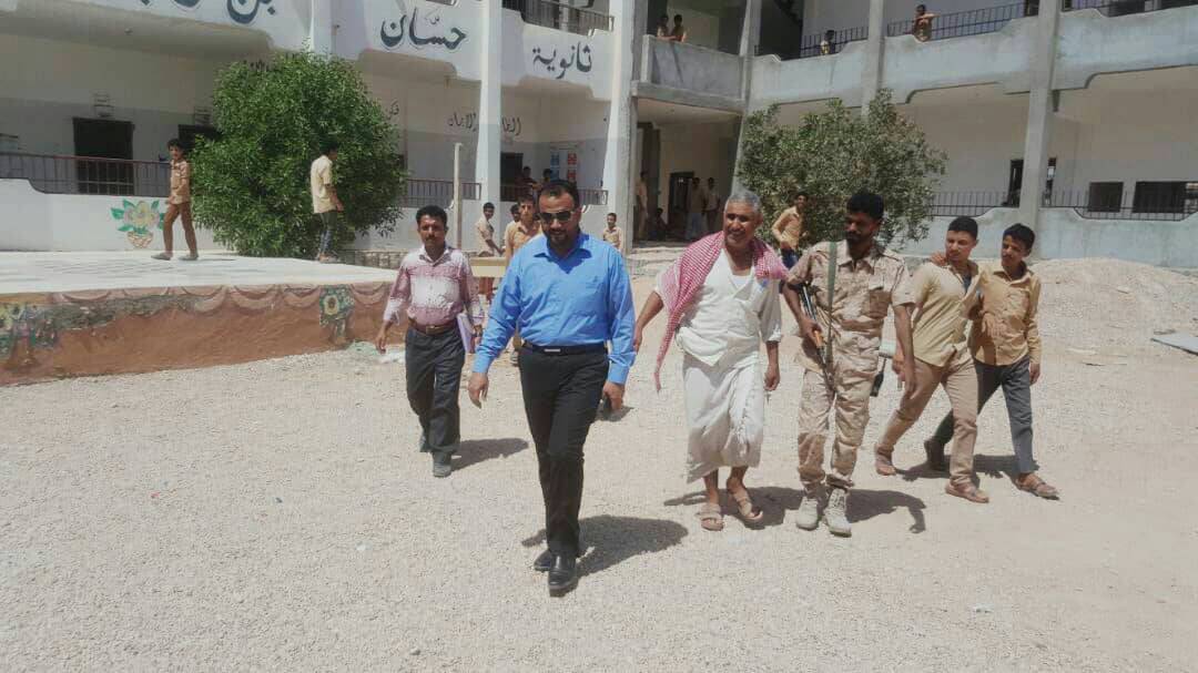 بتوجيهات من المحافظ باكريت..استئناف العمل في بناء صفوف دراسية جديدة لثانوية حسان بن ثابت بمديرية الغيضة