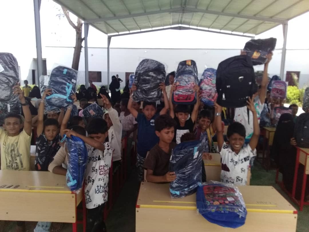 تدشين برنامج توزيع الحقيبة المدرسية للاطفال اليتامى في خنفر .