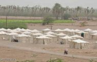 الحوثيون يقصفون مخيما للنازحين في الخوخة