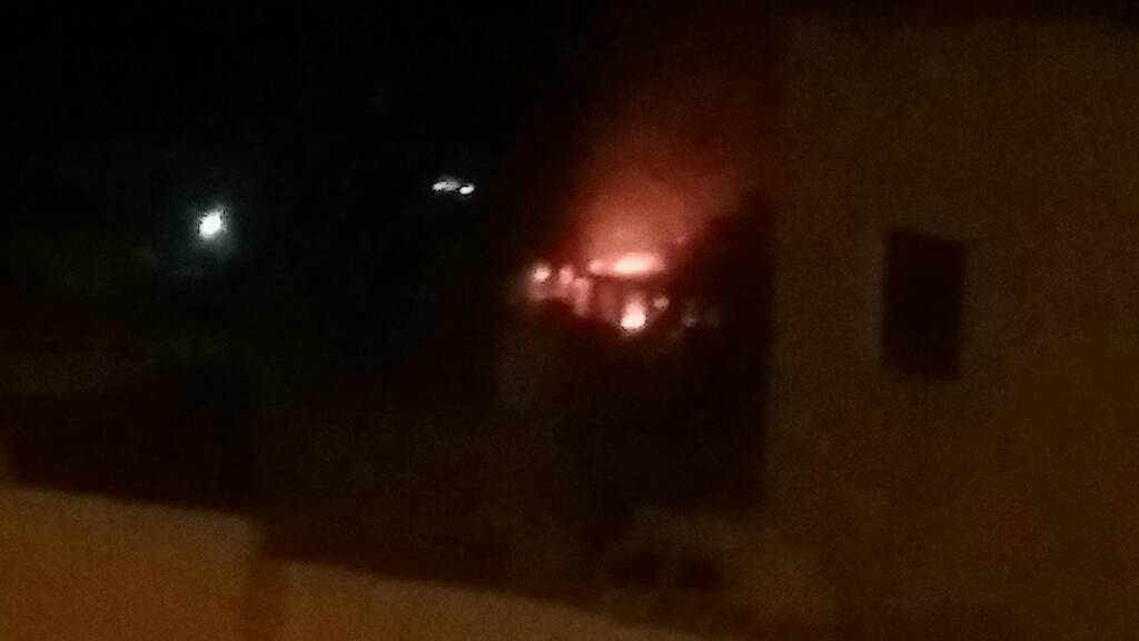 عاجل / اندلاع حريق هائل في مبنى عمليات المنطقة الرابعة في التواهي