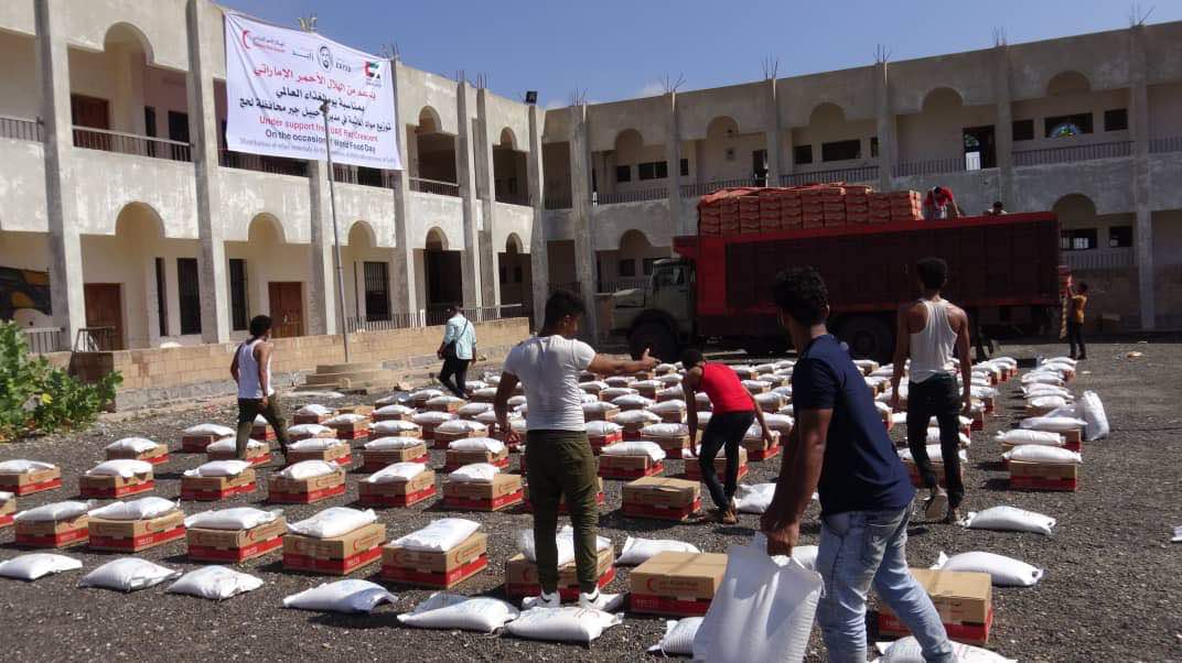 الهلال الاماراتي يواصل توزيع  المساعدات ويغيث ألف أسرة في في مديرية حبيل جبر محافظة لحج