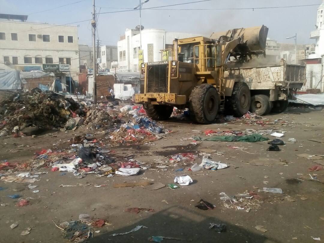 بأشراف السلطة المحلية ..... حملة نظافة واسعة تشهدها مديرية الشيخ عثمان بعدن