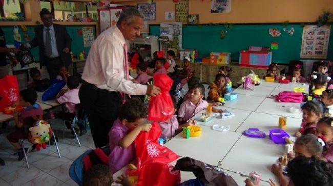 بمناسبة اليوم العالمي للطفولة : الهلال الاحمر الاماراتي يشارك اطفال عدن فرحتهم ب 5 الف هدية
