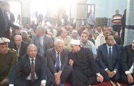 صورة.. مسؤول مصري قبطي يفتتح مسجدا ويحضر خطبة الجمعة