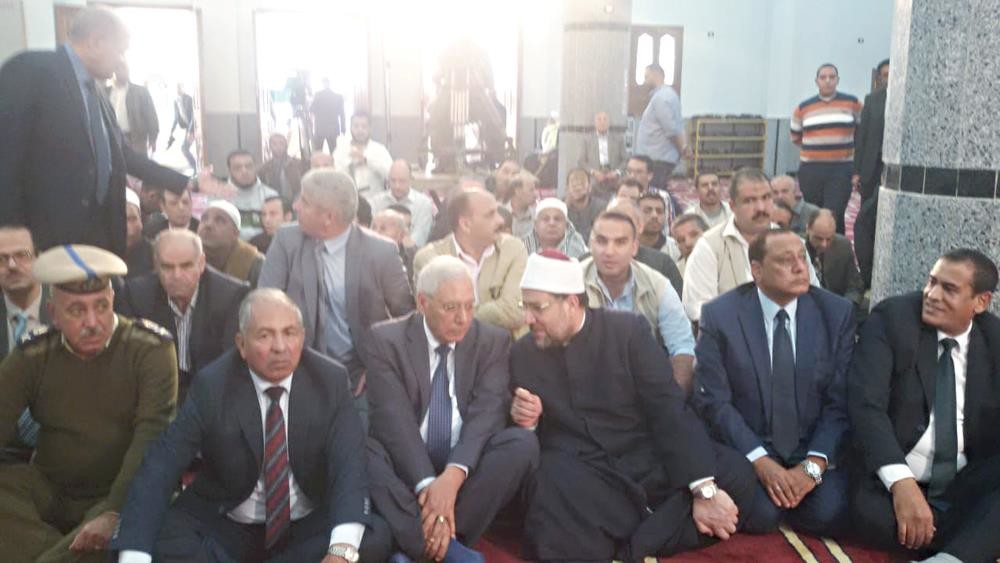 صورة.. مسؤول مصري قبطي يفتتح مسجدا ويحضر خطبة الجمعة