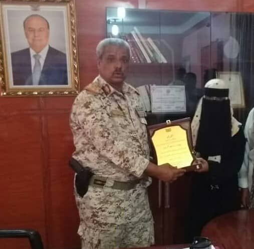 محافظ لحج يكرم الحاصلة على المركز الاول بالجمهورية بدرع المحافظة وبشهادة تقديرية