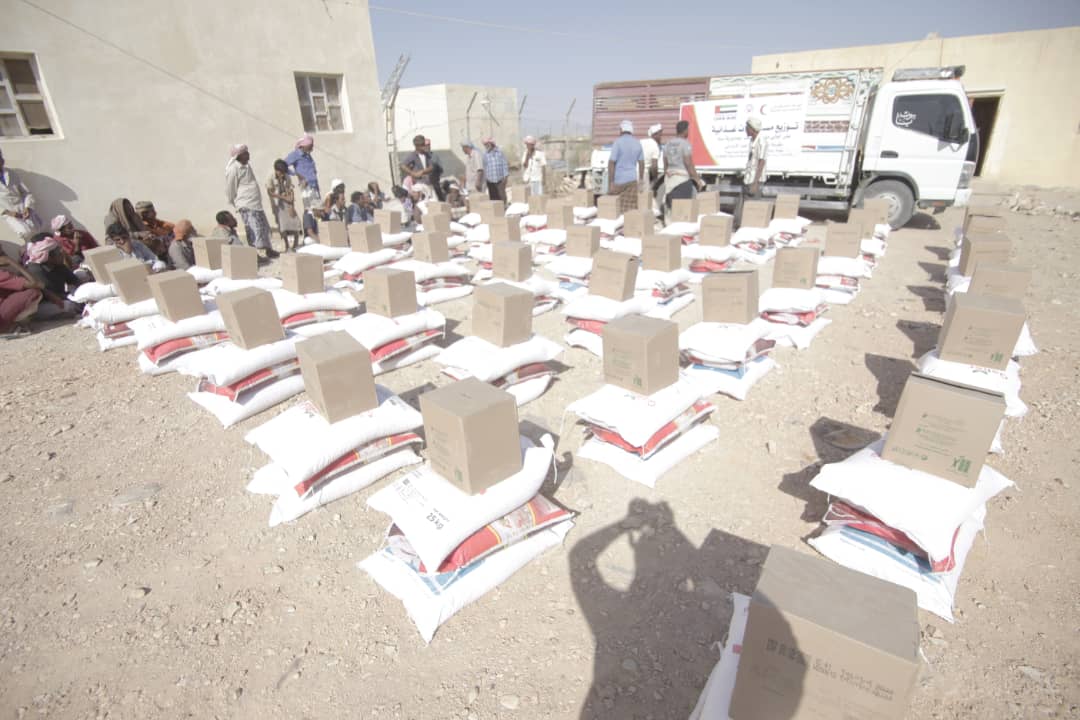 الهلال الأحمر الإماراتي يوزع مساعدات غذائية على اهالي منطقة رسب بمديرية ساه بوادي حضرموت