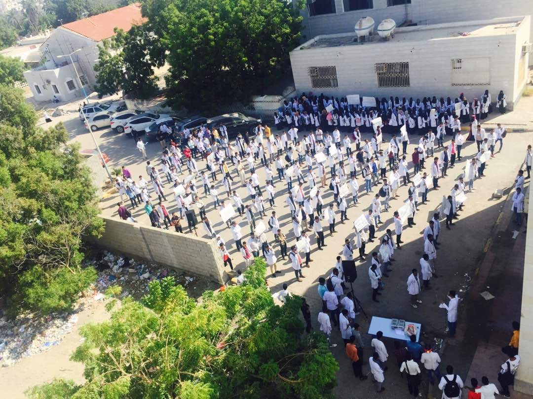 استمرار أحتجاجات كلية الصيدلة عدن لليوم الثاني ع التوالي