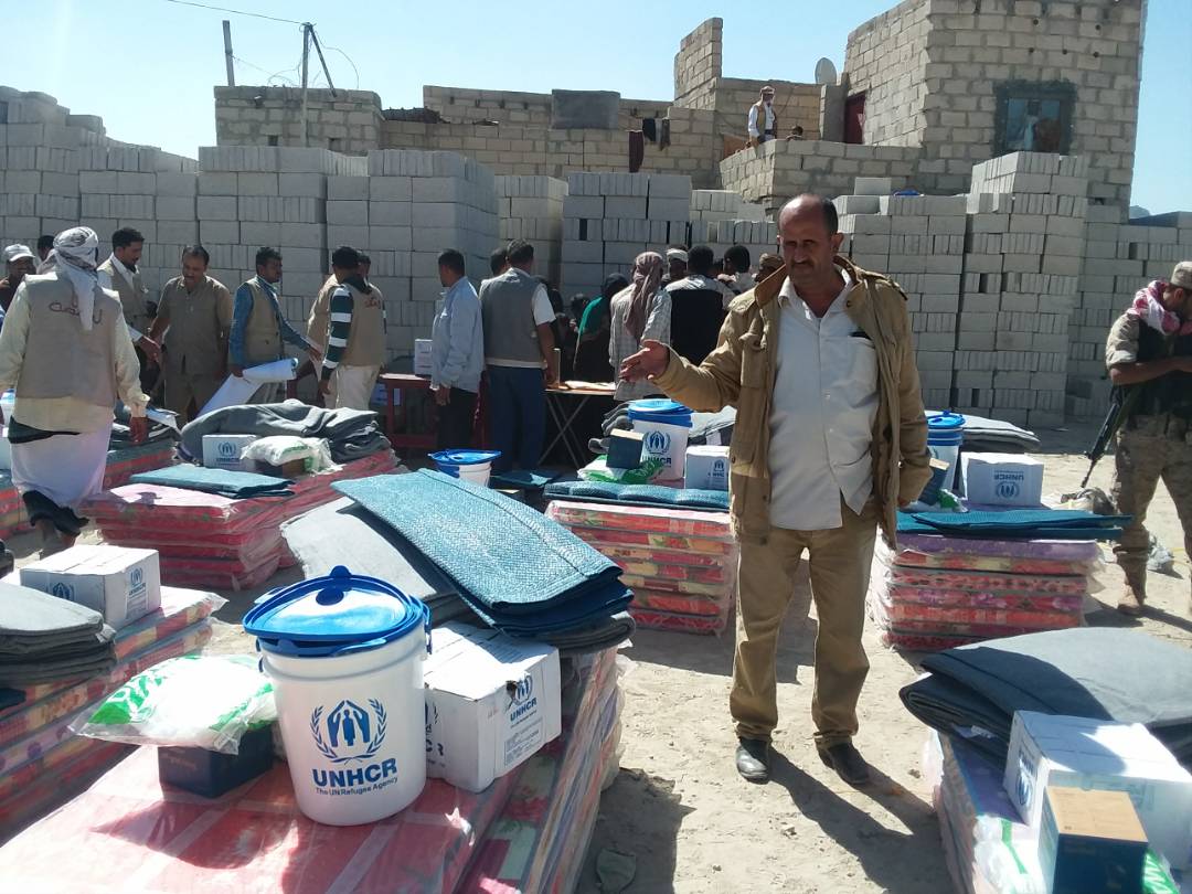 مدير عام مديرية قعطبه يدشن مشروع توزيع المواد الايوائيه لعدد 350 أسرة نازحة المقدمة من منظمة صناع النهضه المرحله الأولى