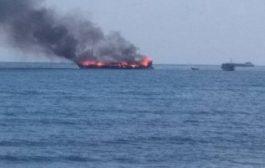 حريق يلتهم سفينة نقل بضائع في ارخبيل سقطرى