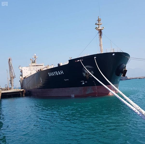وصول 30 ألف طن المشتقات النفطية من منحة السعودية لميناء المكلا لتزويد محطات الكهرباء