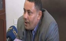 وزير اعلام الحوثي المنشق يتعرض للرمي بحذاء