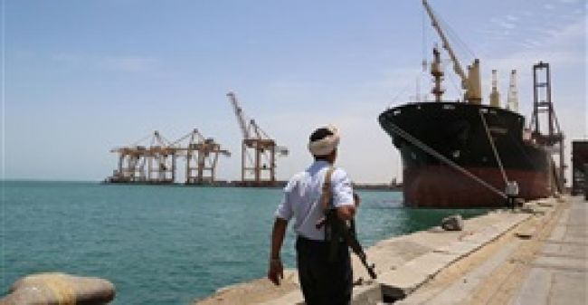 مليشيات الحوثي تنهب معدات ووثائق من ميناء الحديدة