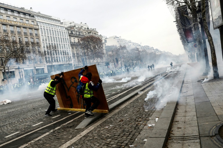 الفرنسيون ينتظرون رد السلطات في أزمة 