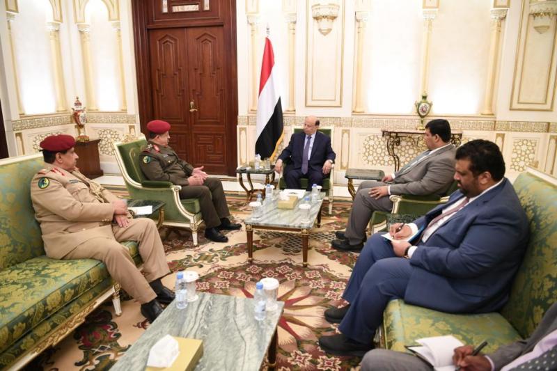 الرئيس هادي يلتقي بوزير الدفاع ورئيس هيئة الاركان العامة للجيش اليمني