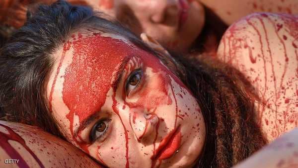 عشرات النساء العاريات في احتجاج دموي ببرشلونة