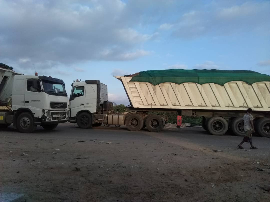 بعد وفاة مواطن بحادث مرورع .... قوات الحزام الامني تقر أجراء لحركة شاحنات النقل الثقيل التابعة لمصنع أسمنت الوحدة