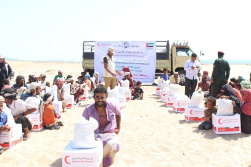 الهلال الاحمر الاماراتي بقدم مساعدات انسانية للبدو الرحل غرب عدن