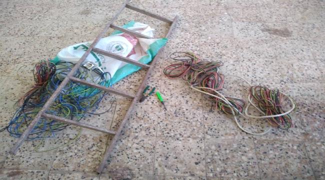 شرطة حماية المنشأت في عدن تقبض على لص يمتهن سرقة كابلات الكهرباء