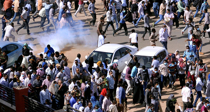 السودان : الشرطة  تفرق محتجين في أم درمان ووزير الصحة في حكومة الولاية الشمالية يقدم استقالة