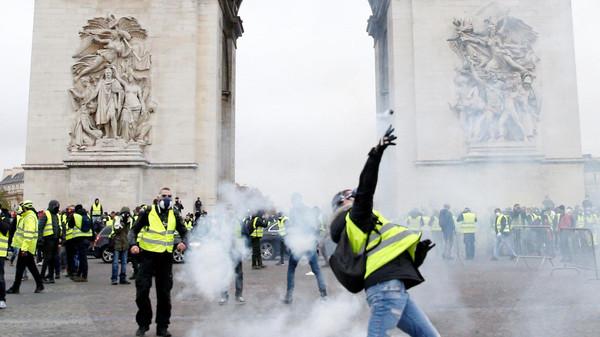 عاجل / باريس : حرائق تندلع في مناطق مختلفة وعشرات الجرحى بين المتظاهرين والشرطة