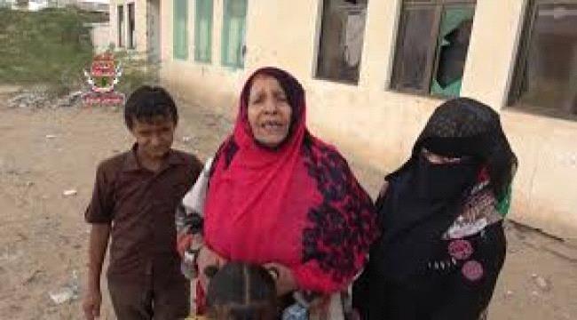 مسنة في السبعينيات تروي معاناتها من قصف مليشيات الحـوثي في حيس