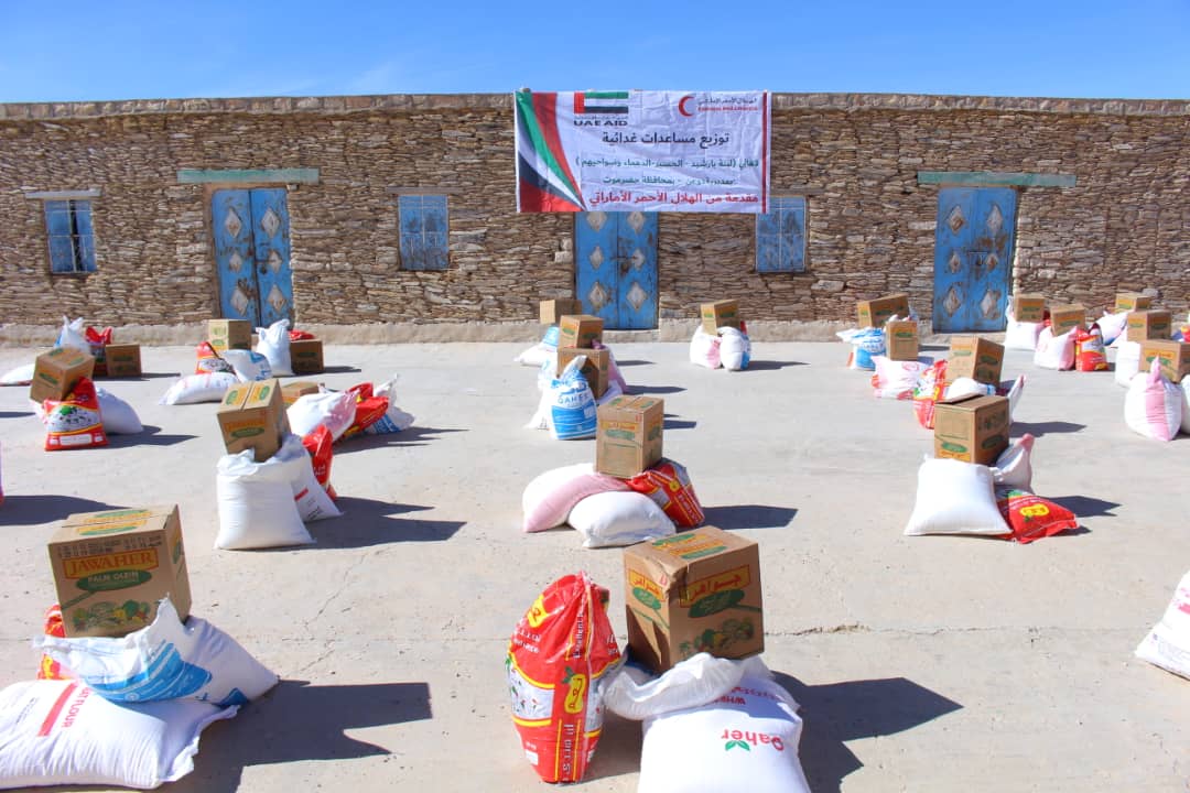 الهلال الأحمر الإماراتي يقدم مساعدات غذائيه إلى اهالي دوعن بحضرموت حضرموت