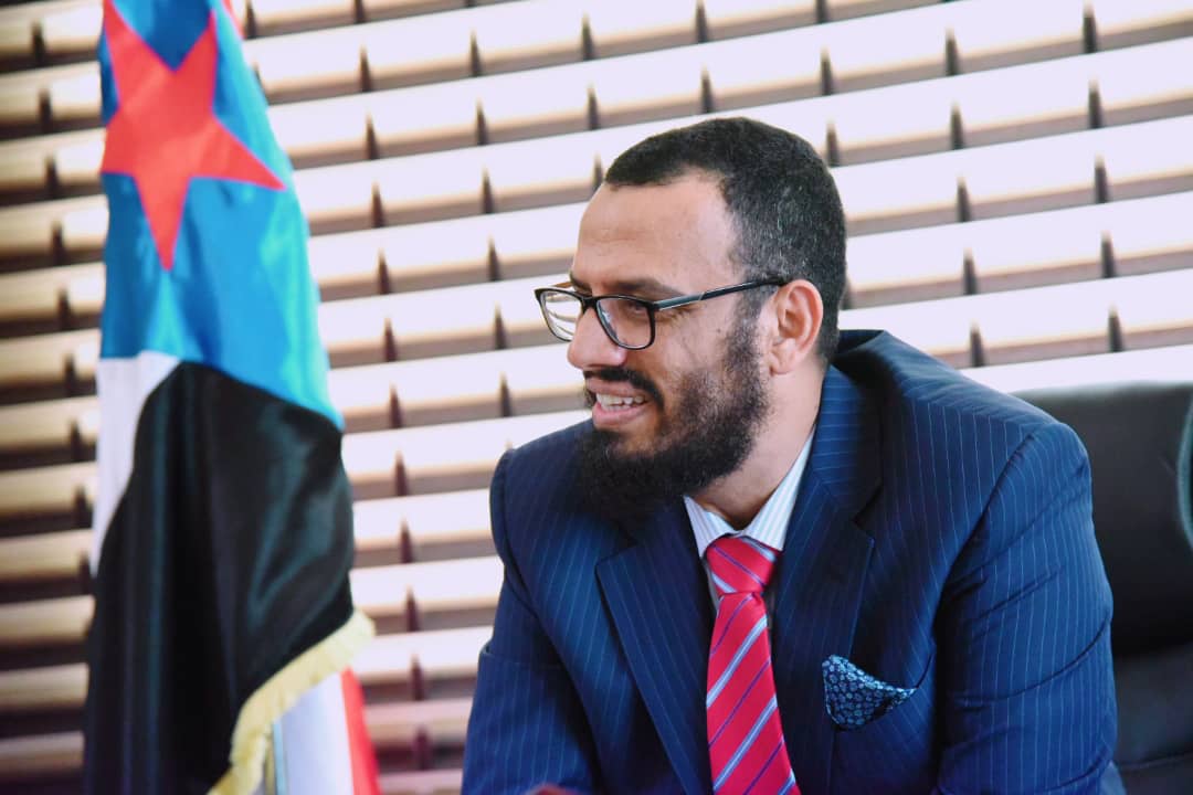 الشيخ هاني بن بريك يحدد موقف الانتقالي من القيادات الجنوبية العاملة مع الشرعية