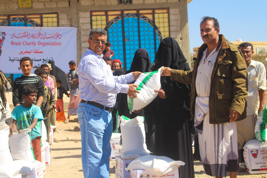 العفيف والموجري يدشنان توزيع  1000سله غذائية لنازحي الحديده بالضالع المقدمة من المؤسسة الخيرية الملكية البحرينية