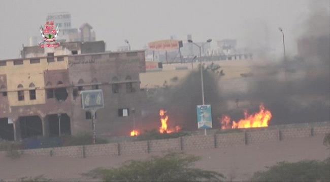 قصف مليشيات الحوثي يتسبب باندلاع حرق هائل في شركة تحارية بمدينة الحديدة