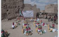 الهلال الإماراتي يقدم مساعدات غذائية على الدارسين في صفوف محو الأمية غي حجر حضرموت