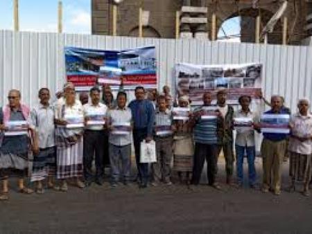 اعتصام امام رصيف السواح بمديرية التواهي احتجاجا