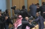 مشاجرة عنيفة تحت قبة برلمان عربي ..شاهد ذلك
