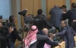 مشاجرة عنيفة تحت قبة برلمان عربي ..شاهد ذلك