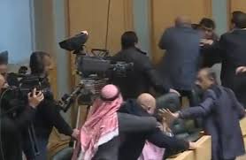 مشاجرة عنيفة تحت قبة برلمان عربي ..شاهد ذلك