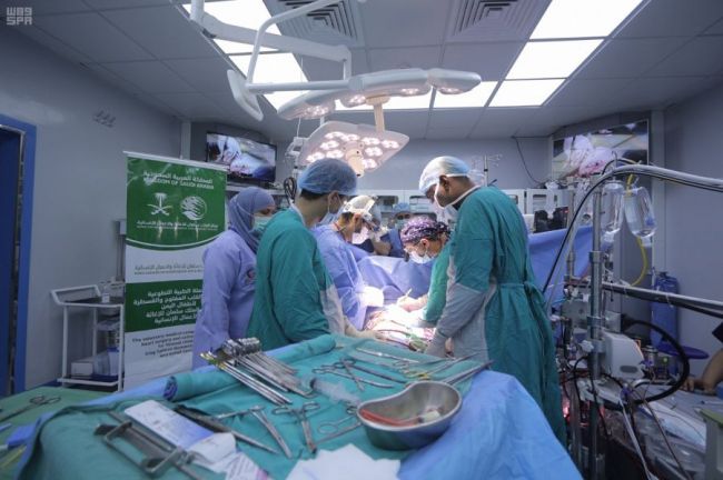 فريق طبي سعودي يجري 6 عمليات قلب مفتوح في المكلا