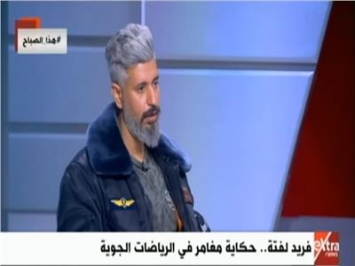 رائد الفضاء العراقي يستعد للقفز من فوق الأهرامات 