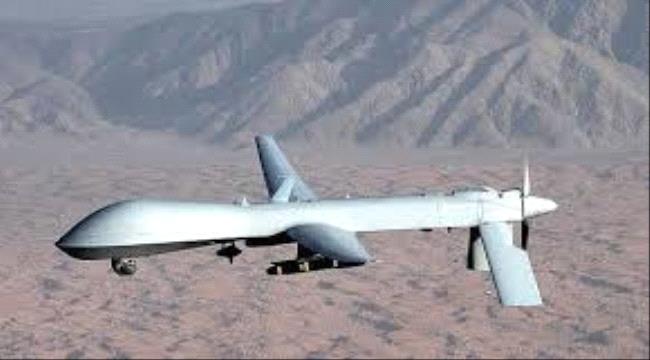 طائرة امريكية بدون طيار ترصد قيادات ارهابية مطلوبة بمقر المنطقة العسكرية الأولى بسيئون وتحلق فوقها