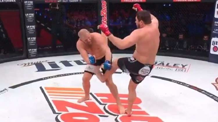 ضربة تحت الحزام تنهي نزالا بعد 15 ثانية