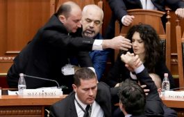 نائب ألباني يرش بالحبر رئيس الوزراء