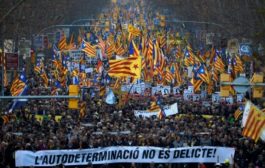 200 ألف متظاهر في برشلونة احتجاجا على محاكمة الإنفصاليين (الشرطة)