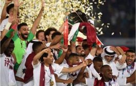 أمير قطر ‘‘يهين’’ قائد المنتخب الفائز بكأس آسيا .. ويوجه له صفعة قوية أمام الملأ .. شاهد