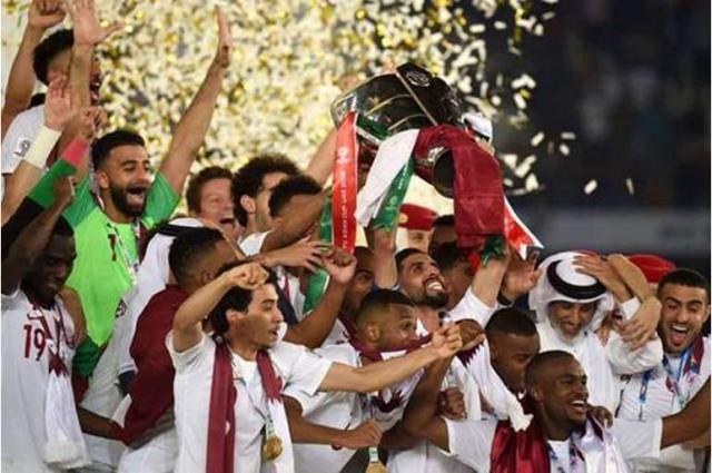 أمير قطر ‘‘يهين’’ قائد المنتخب الفائز بكأس آسيا .. ويوجه له صفعة قوية أمام الملأ .. شاهد