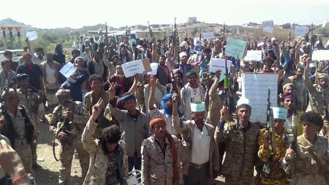 معتصمين في جبهة حمك يطالبون  بإقالة ومحاكمة قائد اللواء  30 مدرع عبدالكريم الصيادي.