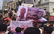العشرات يتظاهرون في كريتر للمطالبة باقالة خالد سيدو