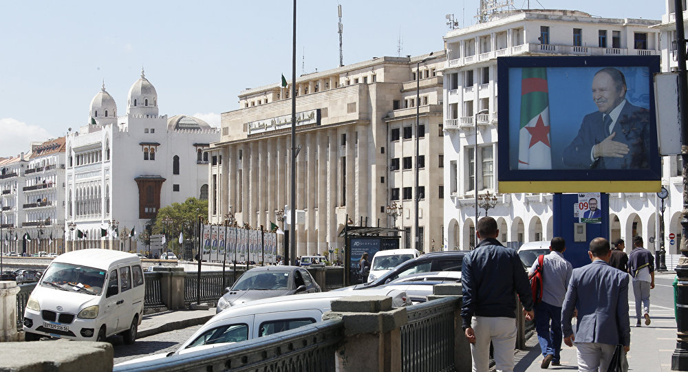 بعد فصل تلميذة... وزيرة التعليم الجزائرية تشعل الغضب بمنع الصلاة في المدارس