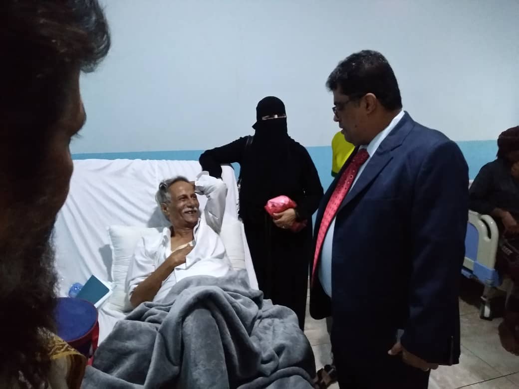 وكيل اول محافظة عدن محمد نصر شاذلي يؤدي واجب الزيارة لمدير عام ادارة السكرتارية بديوان محافظة عدن الذي يرقد في مستشفى الرياده